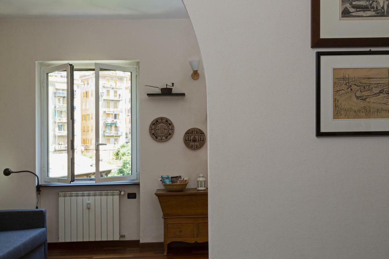Sunny Apartment Over The Harbor Генуя Экстерьер фото